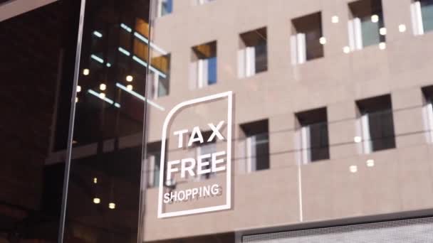 ショップ タックスフリーテキスト免税店 ショップウィンドウにサイン — ストック動画