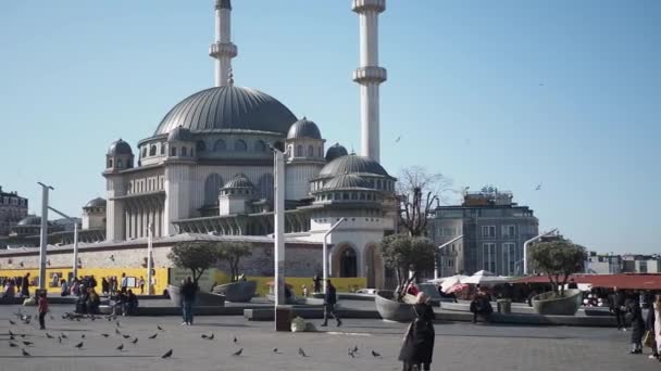 イスタンブールの街にあるモスク タクシム モスク — ストック動画