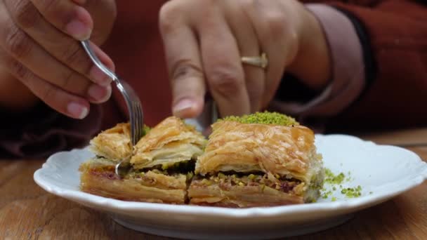 Kobiety Cięcia Turecki Deser Baklava Nożem — Wideo stockowe