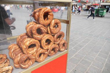 Türkiye 12 Mart 2023. Türk Bagel Simit 'i taksim meydanında bir minibüste satıyor .
