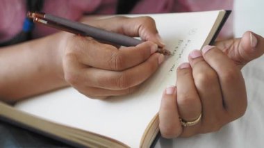 Not defterine kadınların el yazısını kapat