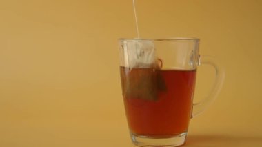 Çay poşeti beyaz bir fincan çay. Sabah çayı yapıyorum.