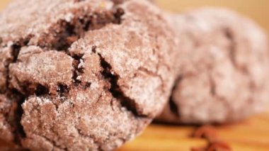 Tahta masadaki tatlı kurabiyeleri kapat. .