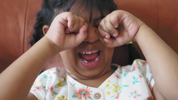 Uma Criança Chateada Cobrir Seu Rosto Com Mão — Vídeo de Stock