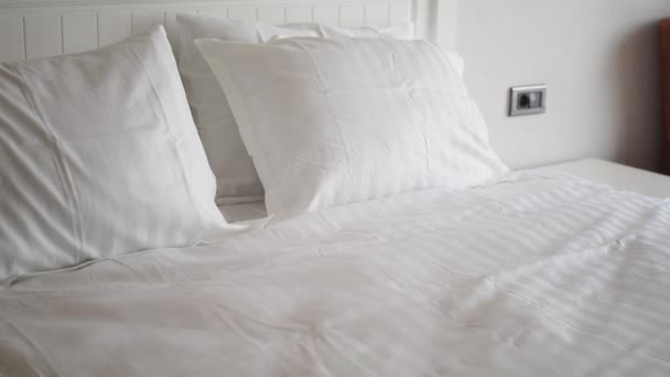 Beyaz Yastık Yatağa Dizilmiş — Stok video