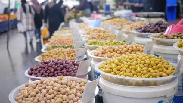 Kbelíky Oliv Prodej Pouliční Trh Potravinami — Stock video