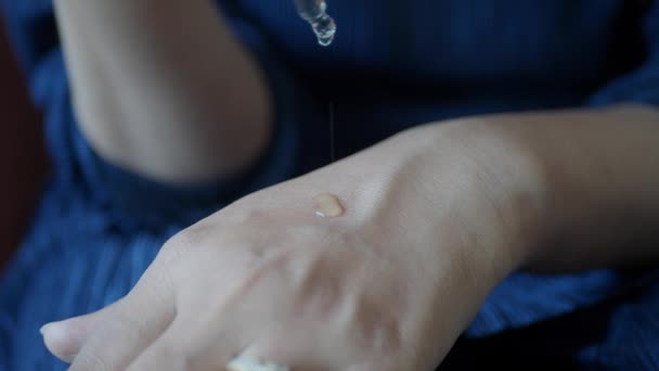 Kobiety Stosujące Olejki Eteryczne Rękę — Wideo stockowe