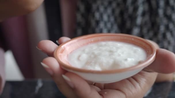 Lžíce Sbírat Čerstvý Jogurt Misce — Stock video