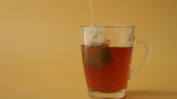 Τσαγιού Ένα Λευκό Φλιτζάνι Τσάι Φτιάχνω Πρωινό Τσάι — Αρχείο Βίντεο