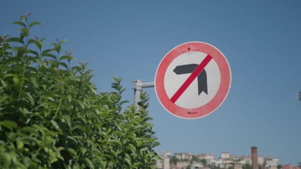 Знак Поворот Налево Запрещен Против Голубого Неба — стоковое видео
