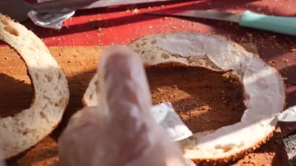 Rozprzestrzenianie Masła Tureckim Bagel Simit Stole — Wideo stockowe