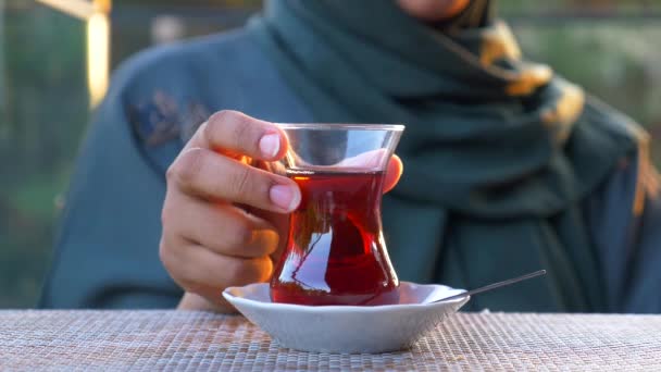 白いテーブルで伝統的なトルコ茶を飲む女性 — ストック動画