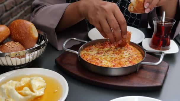 土耳其男人煎蛋卷放在煎锅里 — 图库视频影像