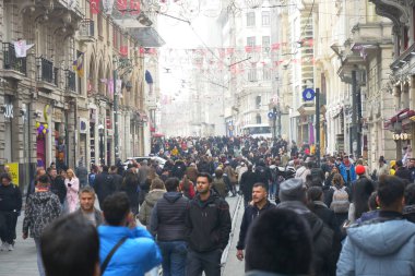 Hindi İstanbul 19 Haziran 2023. İstanbul, Taksim 'de İstiklal Caddesi kalabalıklaştı