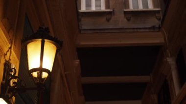 Duvara yaslanmış klasik bir fener lambası. .