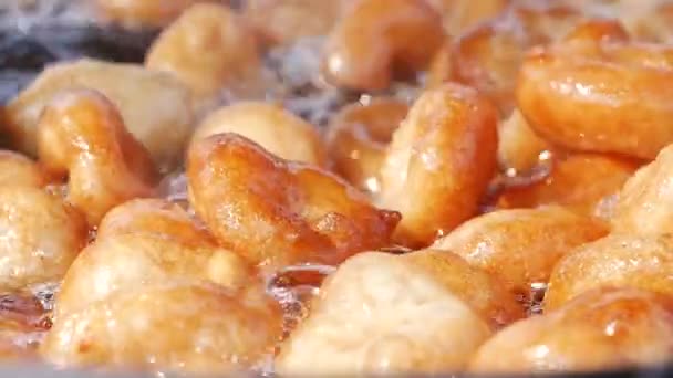 シュガーシロップの伝統的な揚げ菓子ロクマ — ストック動画