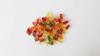 Çocuk eli, renkli şeker, tatlı jöle. .