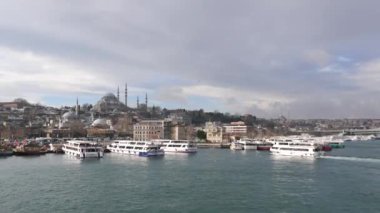 Türkiye istanbul 19 Haziran 2023 Eminonu Camii yakınlarındaki Boğaziçi nehrinin sularına park etmiş feribot.,