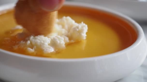 Crema Mantequilla Miel Tazón Sobre Mesa — Vídeos de Stock