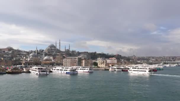Τουρκία Istanbul Ιούνιος 2023 Ferryboats Σταθμευμένα Στα Νερά Του Ποταμού — Αρχείο Βίντεο
