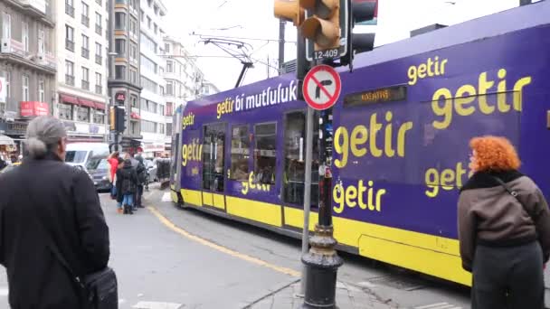 Turquía Estambul Junio 2023 Tranvía Eminonu Con Gente Cruzando Carretera — Vídeos de Stock
