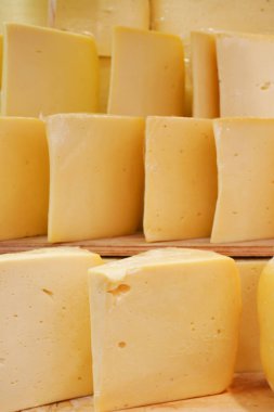 dükkan penceresinde bir sürü peynir türü.