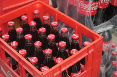 Hindi İstanbul 16 Temmuz 2023 Coca-Cola şişelerini doldurdu.