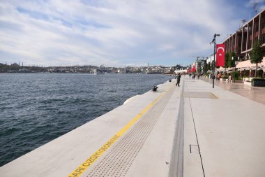 Türkiye istanbul 19 Haziran 2023. Galataport İstanbul. Yürüyen insanlarla Galataport manzarası.