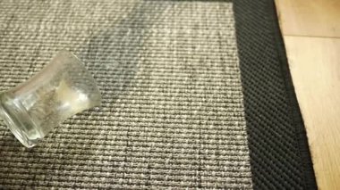 Suyu halının üstüne dök.