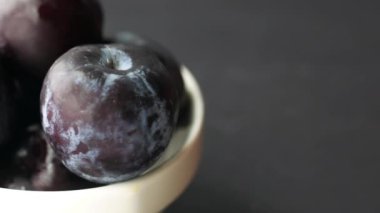 Taze erikler masada kasede. ,