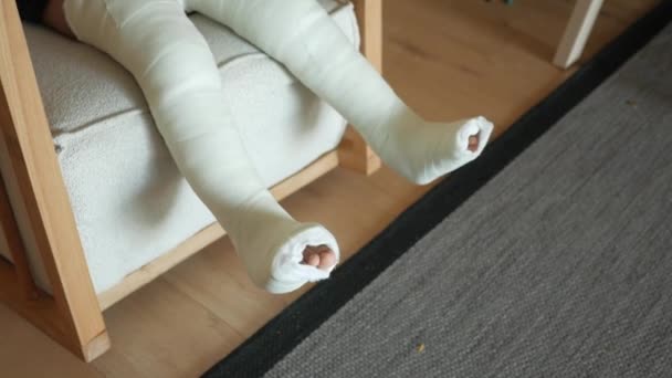 足に石膏の包帯をした小さな子供の男の子 — ストック動画