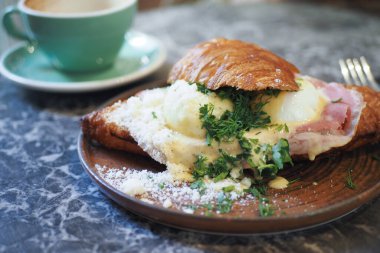 Tütsülenmiş tavuklu sandviç..