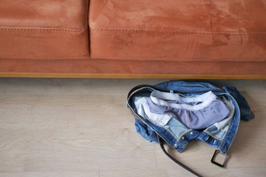 Kot pantolonlar yere düştü..