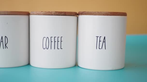 Ein Weidenkorb Mit Tee Und Zuckergläsern Für Eine Charmante Teeveranstaltung — Stockvideo