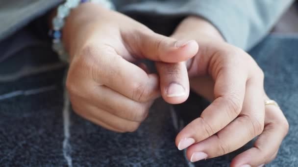 親指の痛みに苦しんでいる若い女性 — ストック動画