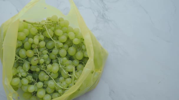Draufsicht Auf Frische Traubenfrüchte Einer Plastikverpackung Auf Dem Tisch — Stockvideo