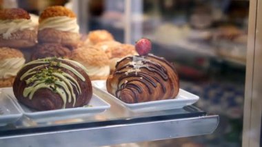 Fırında taze kruvasan. .