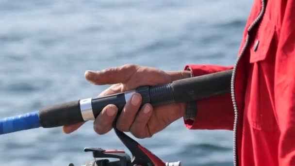 ロッド 回転リールを持つ漁師 — ストック動画
