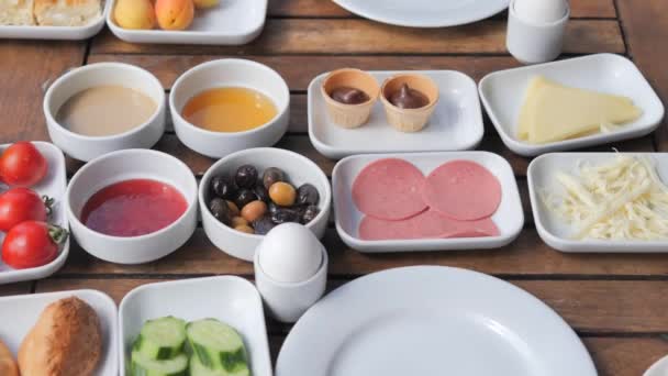 トルコ式朝食 テーブルでサービス — ストック動画