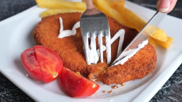 Їдять Курячий Шніцель Який Подають Картопляними Чіпсами — стокове відео