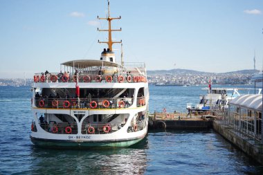 Türkiye İstanbul 18 Temmuz 2023. Boğaz 'da nakliye feribotu. Feribot yolcu taşır..
