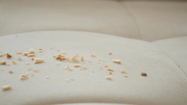 Kirli leke ya da toz gri koltukta.