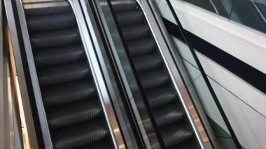 Alışveriş merkezinde boş yürüyen merdiven.,