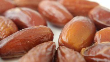 Taze meyveyi kaseye koy. 