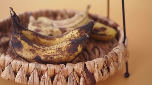 Shnilý Banán Bílém Pozadí — Stock video