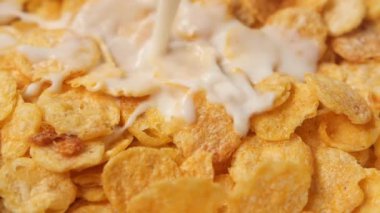 Mısır gevreğine süt dökmenin yavaş çekimi .