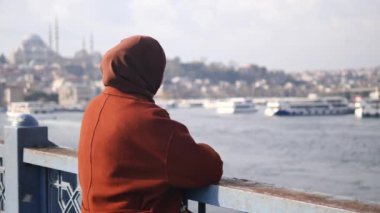 Mutsuz kız bankta dikiliyor 