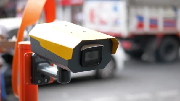 Stadsbeveiligingscamera Buurt Van Voertuigen Vastgelegd Videobeelden — Stockvideo