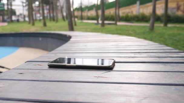 Ξεχάστε Smartphone Ένα Παγκάκι Πάρκο Έχασε Έξυπνο Τηλέφωνο — Αρχείο Βίντεο