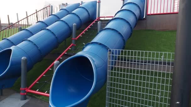 两条蓝管子从操场山下滑下去供游玩 — 图库视频影像